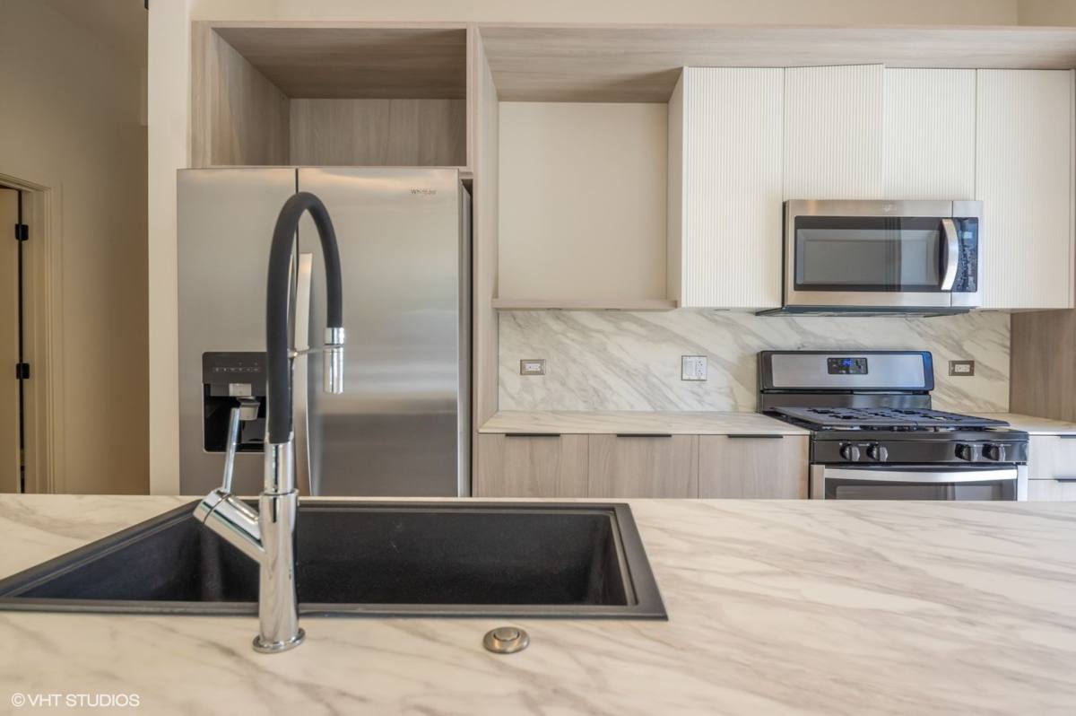 Apartment for rent at 4177 W Belmont Ave, Chicago, IL 60641