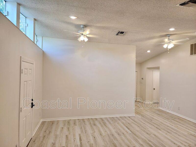 Apartment for rent at 148 18th St NW, Ruskin, FL 33570
