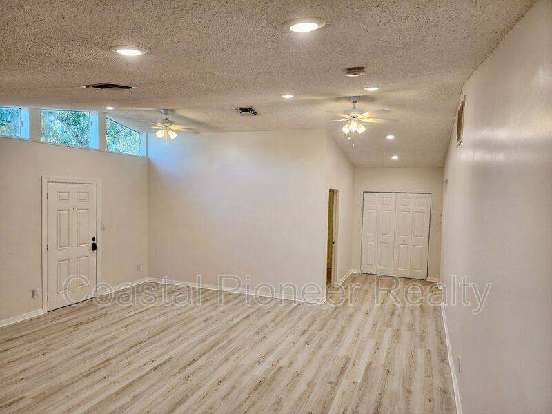 Apartment for rent at 148 18th St NW, Ruskin, FL 33570