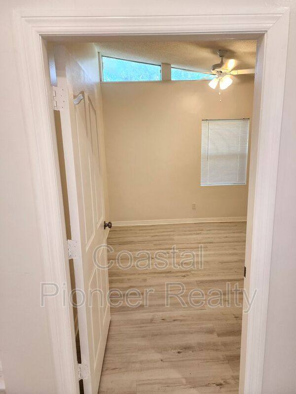 Apartment for rent at 148 18th St NW, Ruskin, FL 33570
