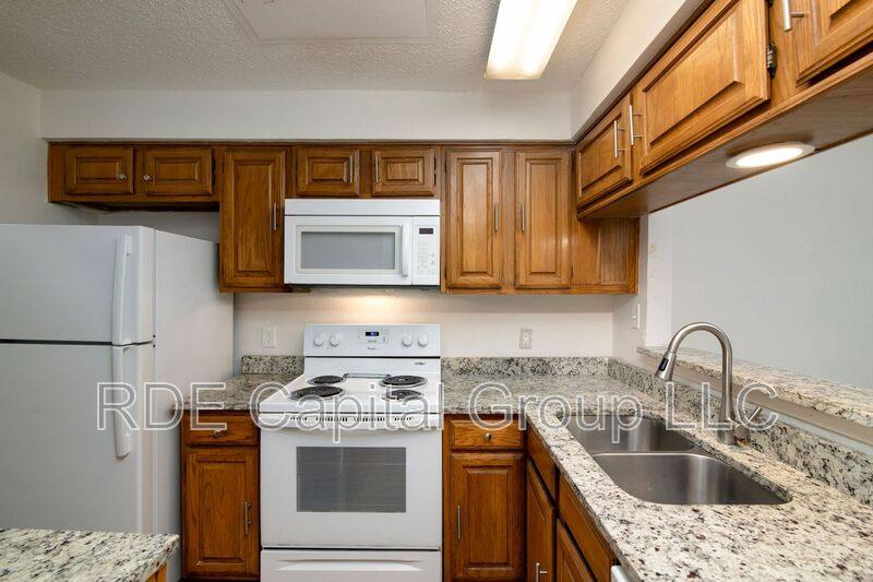 Apartment for rent at 5407B Chimney Rock Rd, Fort Worth, TX 76112