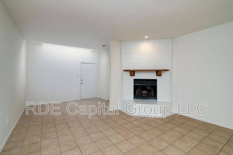 Apartment for rent at 5407B Chimney Rock Rd, Fort Worth, TX 76112