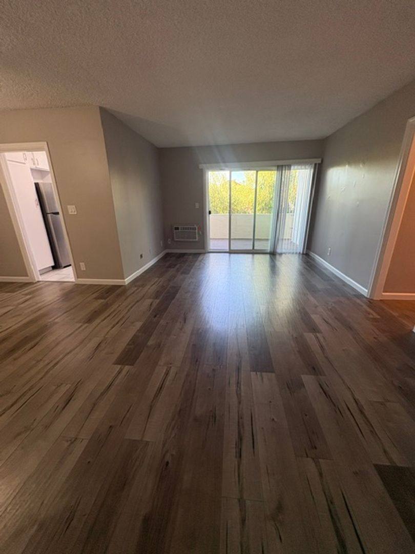 Apartment for rent at 6210 Reseda Blvd, Reseda, CA 91335