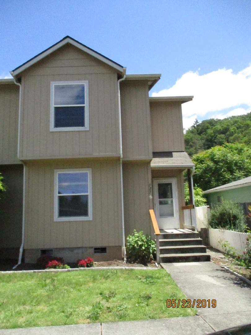 Apartment for rent at 727 Ballf St W, Roseburg, OR 97470