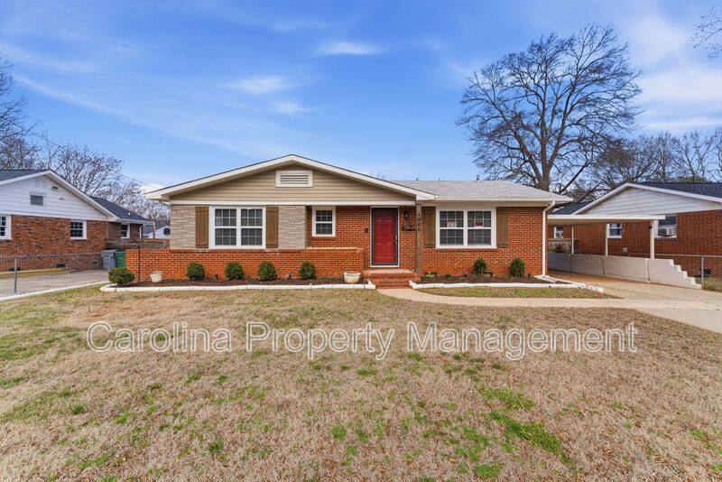 House for rent at 4000 Fieldcrest Rd, Charlotte, NC 28217