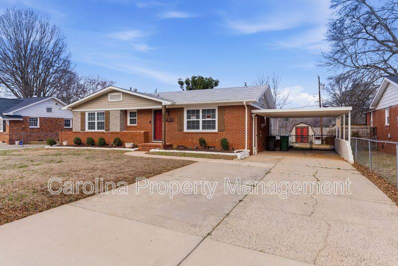 House for rent at 4000 Fieldcrest Rd, Charlotte, NC 28217