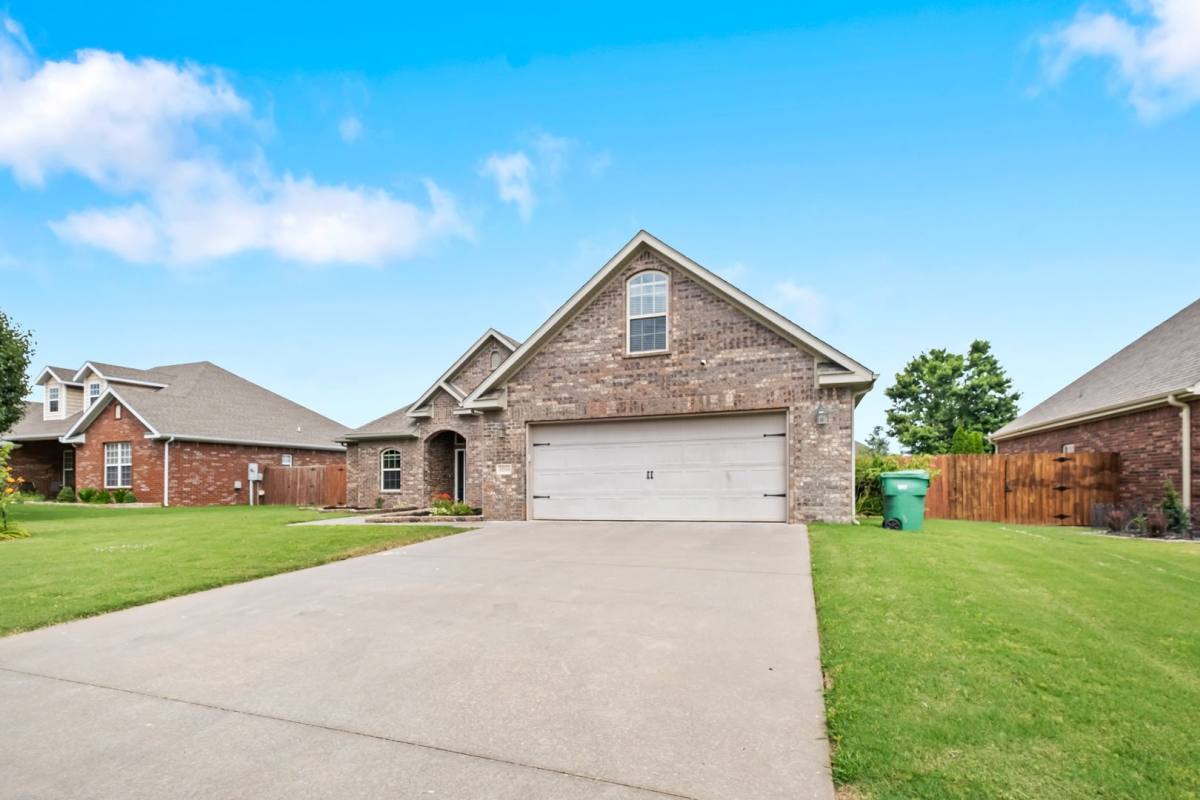 House for rent at 1048 Tarah Knolls Circle, Centerton, AR 72719