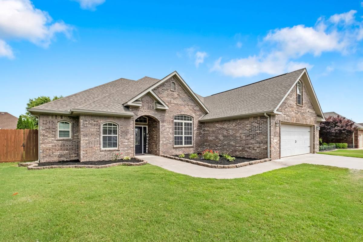 House for rent at 1048 Tarah Knolls Circle, Centerton, AR 72719