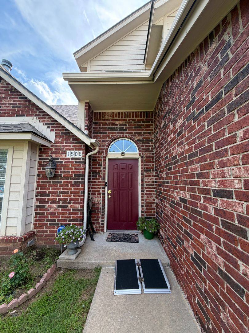 House for rent at 1508 N Yellowood Ave, Broken Arrow, OK 74012