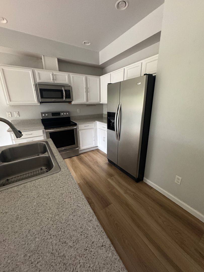 Townhouse for rent at 412 Miramar Circle, Bremerton, WA 98311