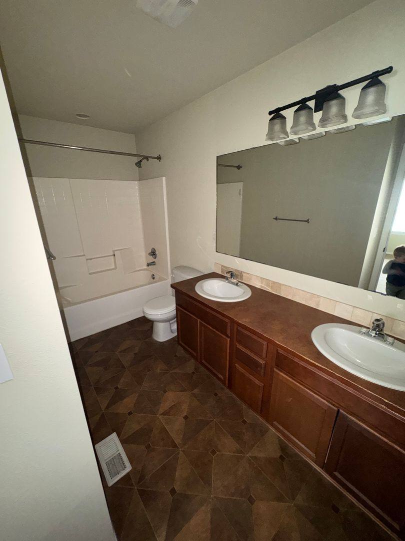 Townhouse for rent at 412 Miramar Circle, Bremerton, WA 98311
