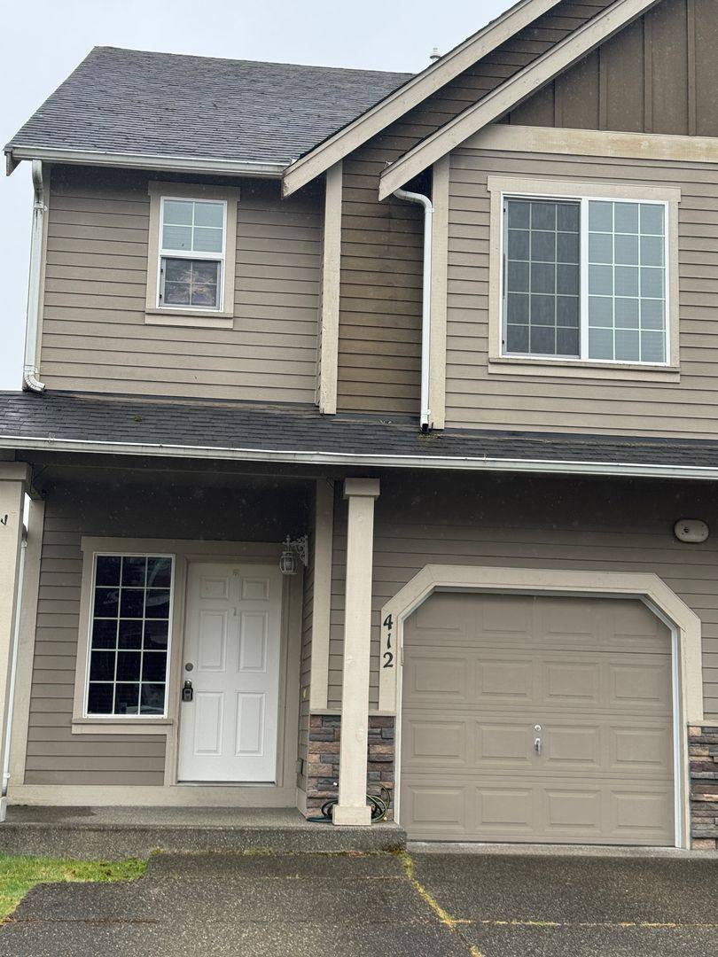 Townhouse for rent at 412 Miramar Circle, Bremerton, WA 98311