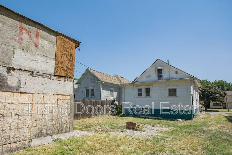 House for rent at 1025 N 8th St, Lincoln, NE 68508