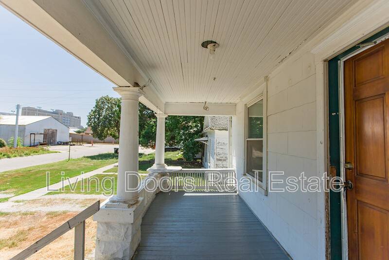 House for rent at 1025 N 8th St, Lincoln, NE 68508
