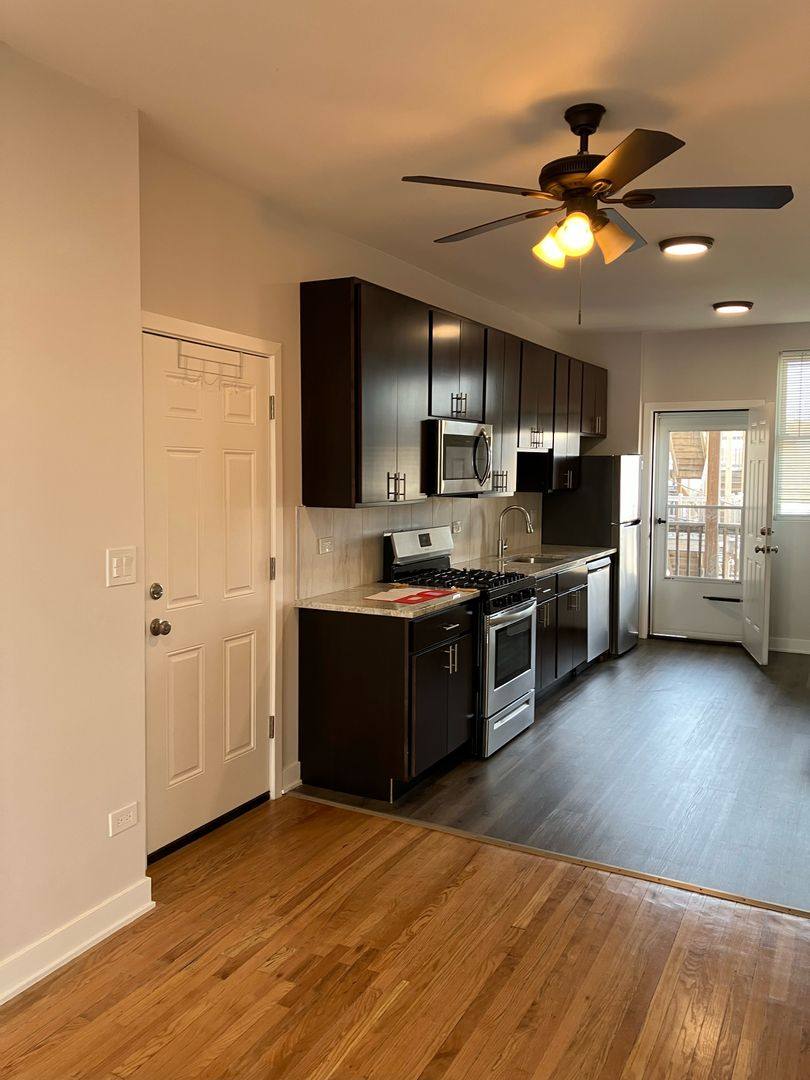 Apartment for rent at 4001 W Montrose Ave, Chicago, IL 60641
