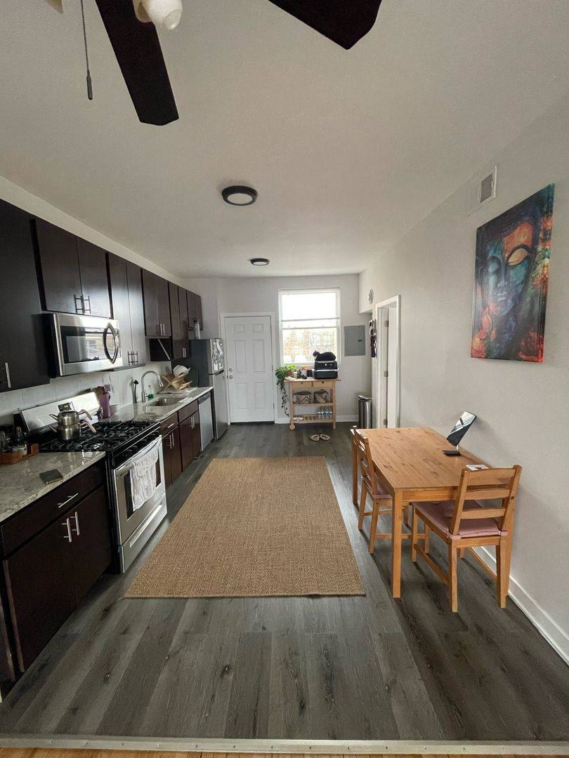 Apartment for rent at 4001 W Montrose Ave, Chicago, IL 60641