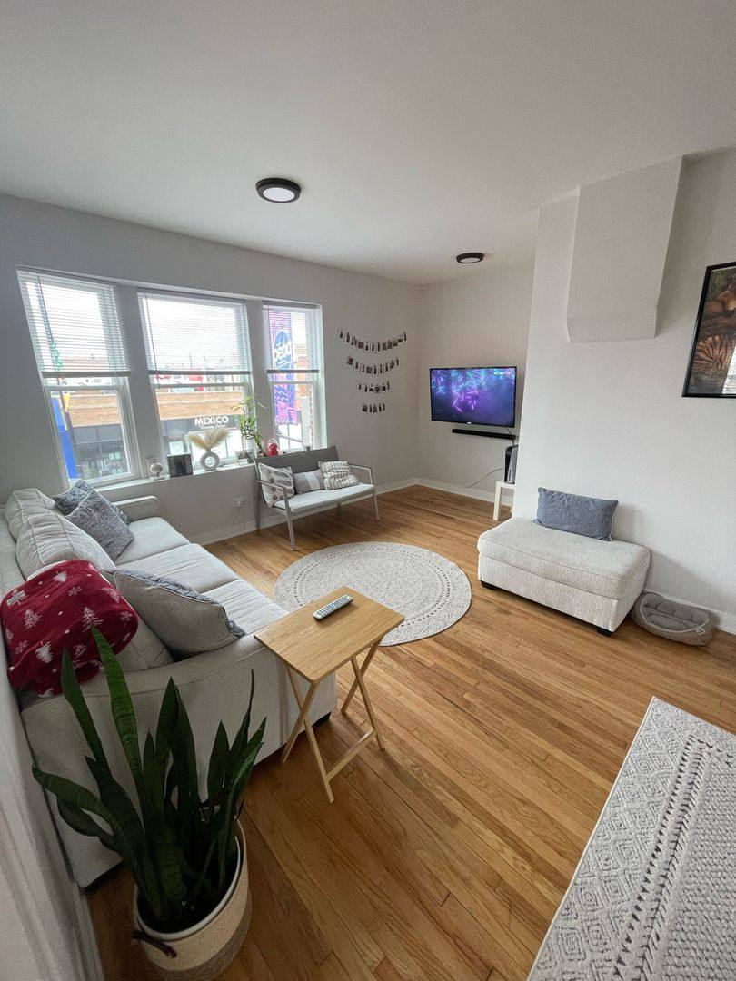 Apartment for rent at 4001 W Montrose Ave, Chicago, IL 60641
