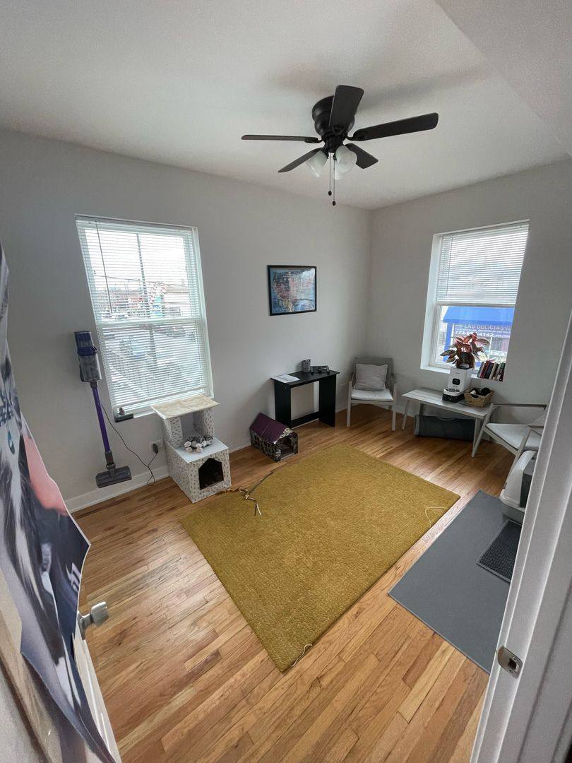 Apartment for rent at 4001 W Montrose Ave, Chicago, IL 60641