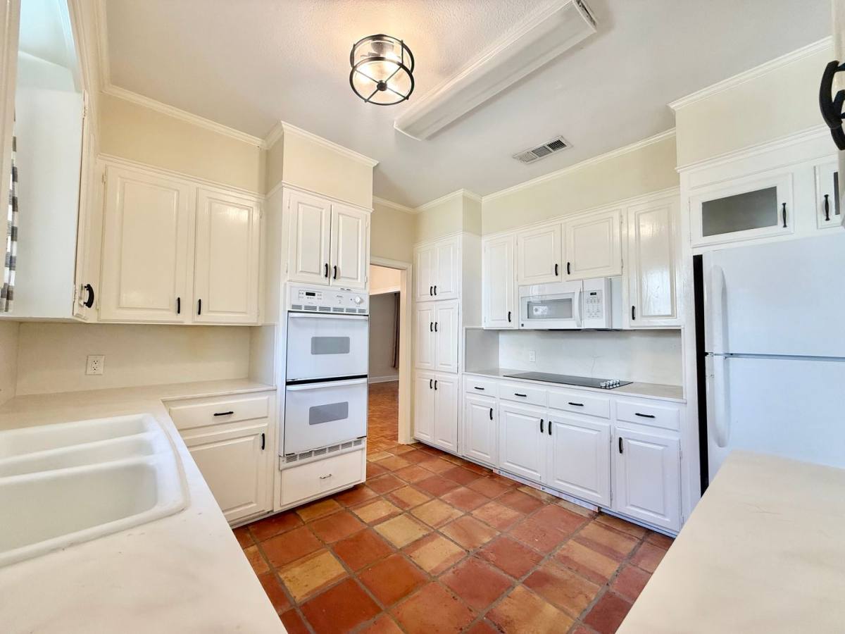 House for rent at 621 W Woodruff Dr, Baton Rouge, LA 70808