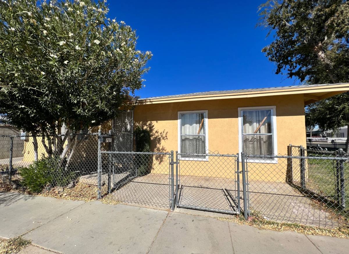 Townhouse for rent at 707 W Newgrove St, Lancaster, CA 93534