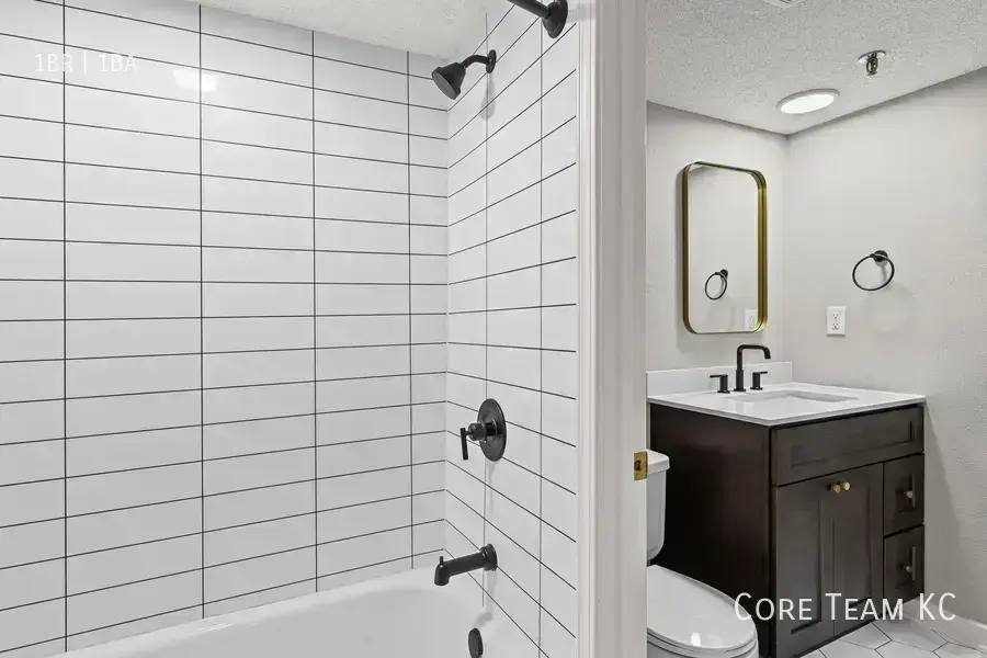 Apartment for rent at 235 Ward Parkway, Kansas City, MO 64112