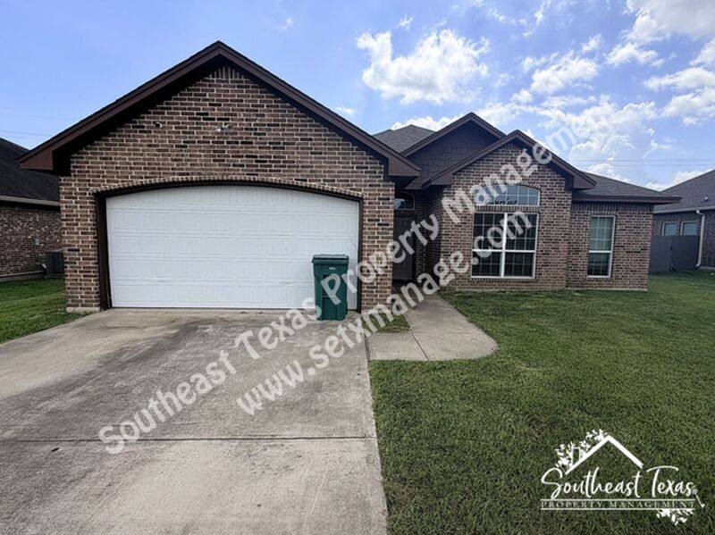 House for rent at 1102 Cypresswood Dr, Orange, TX 77630
