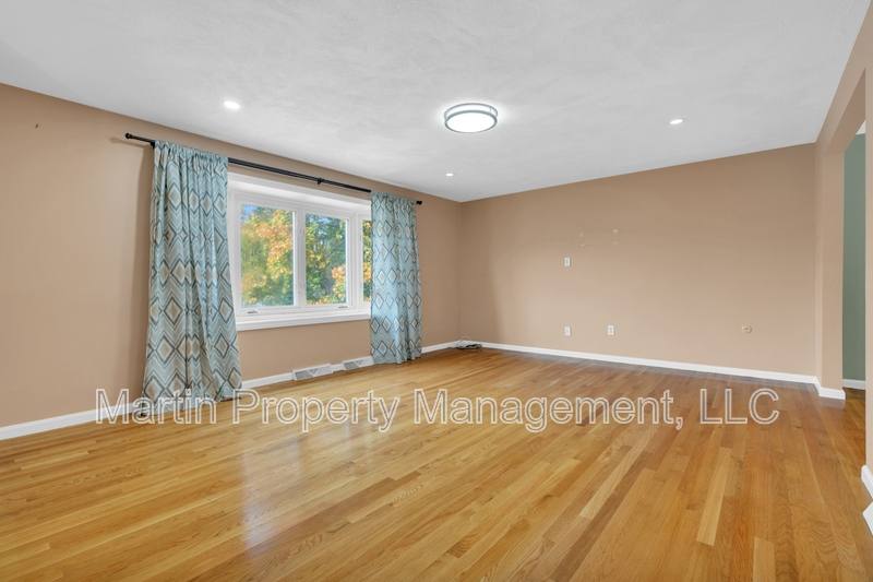 House for rent at 7 Briarwood Rd, Woburn, MA 01801