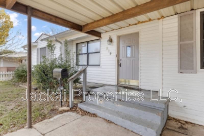 House for rent at 814 E Centennial St, Sherman, TX 75090