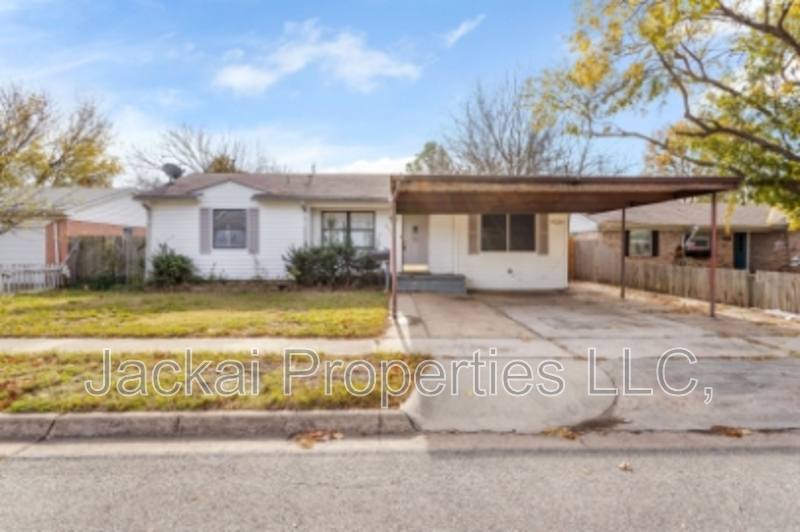House for rent at 814 E Centennial St, Sherman, TX 75090