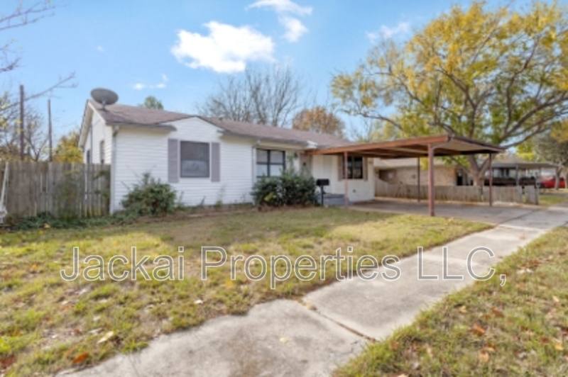House for rent at 814 E Centennial St, Sherman, TX 75090