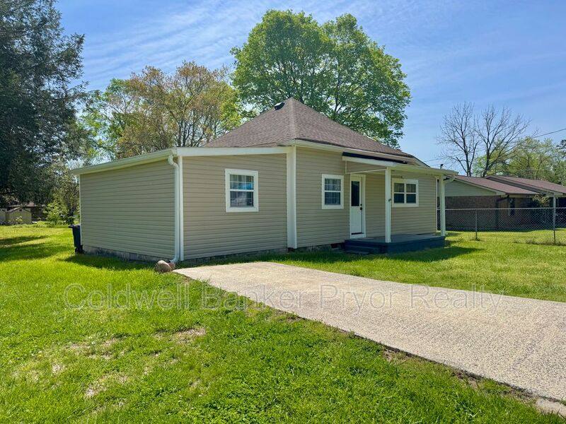 House for rent at 210 6th St, Graysville, TN 37338