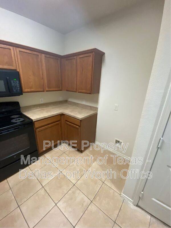 Townhouse for rent at 2734 Hyde Park Dr, Grand Prairie, TX 75050