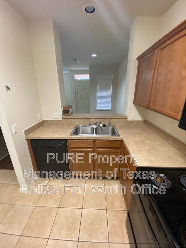 Townhouse for rent at 2734 Hyde Park Dr, Grand Prairie, TX 75050
