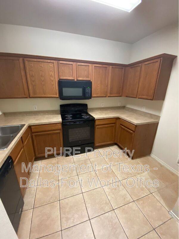 Townhouse for rent at 2734 Hyde Park Dr, Grand Prairie, TX 75050