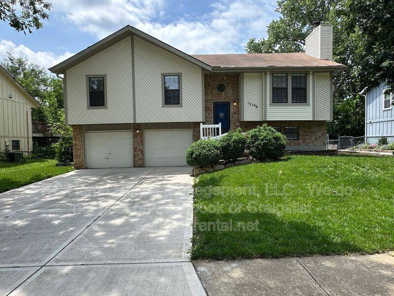 House for rent at 12196 S Blackfoot Dr, Olathe, KS 66062