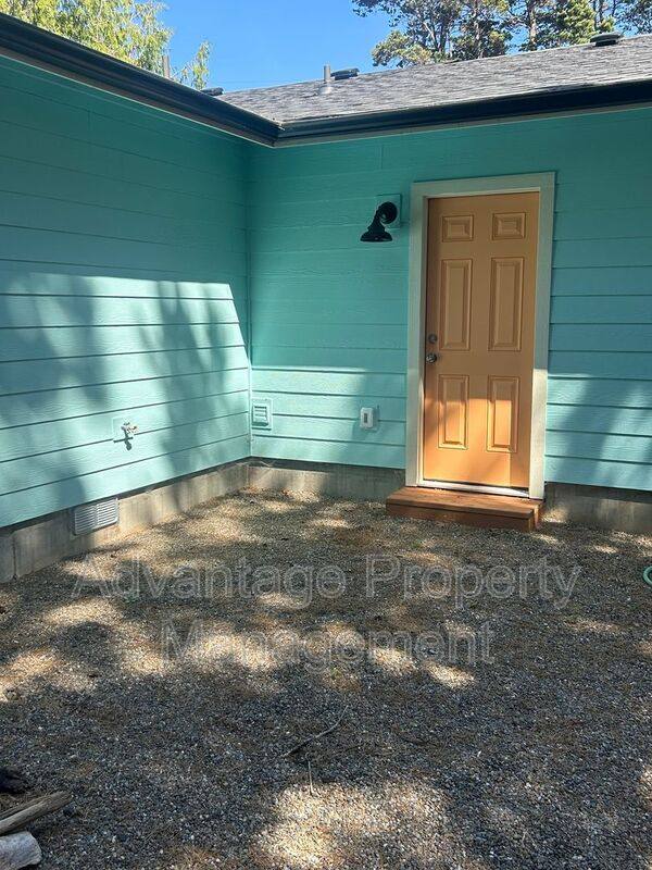 House for rent at 3605 Sea Mist Ave, Depoe Bay, OR 97341