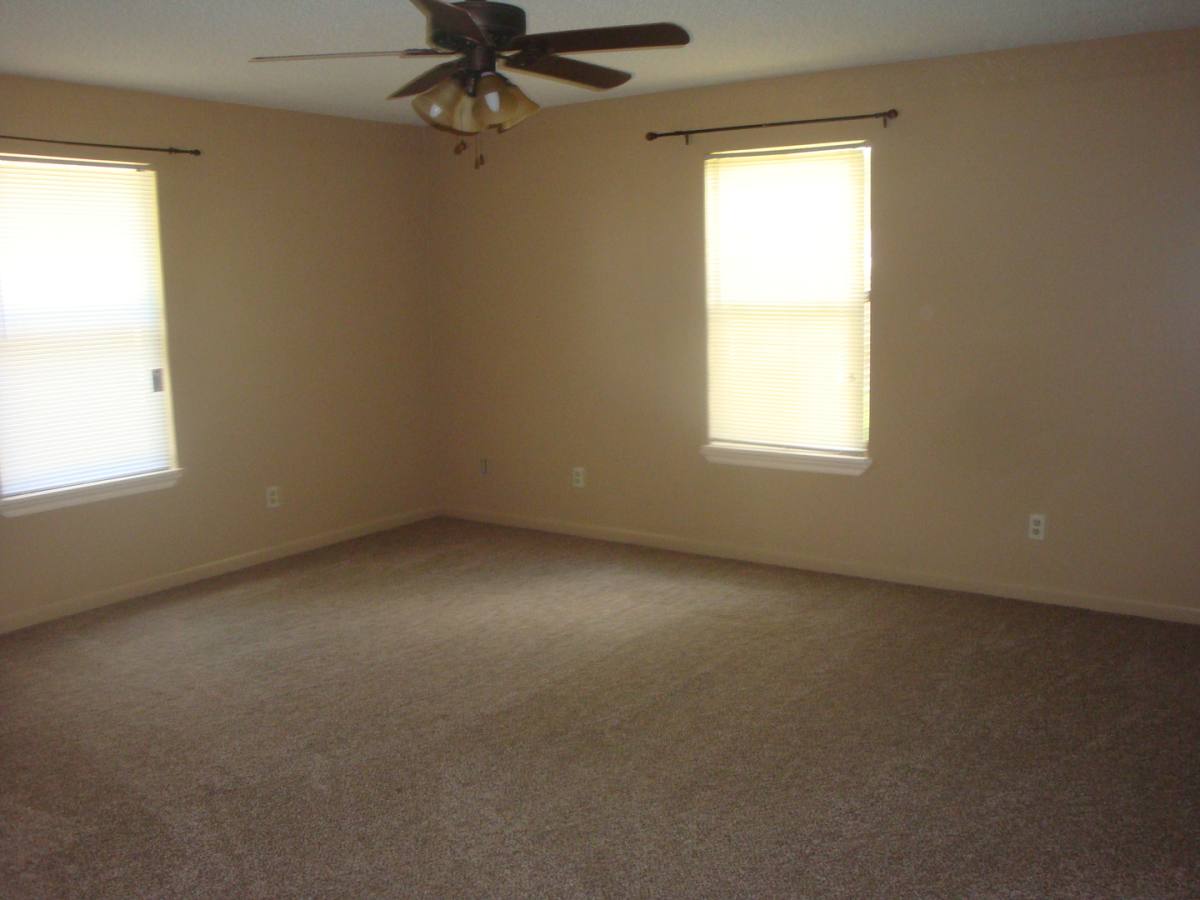 Apartment for rent at 1301 S 10th St, Leesville, LA 71446