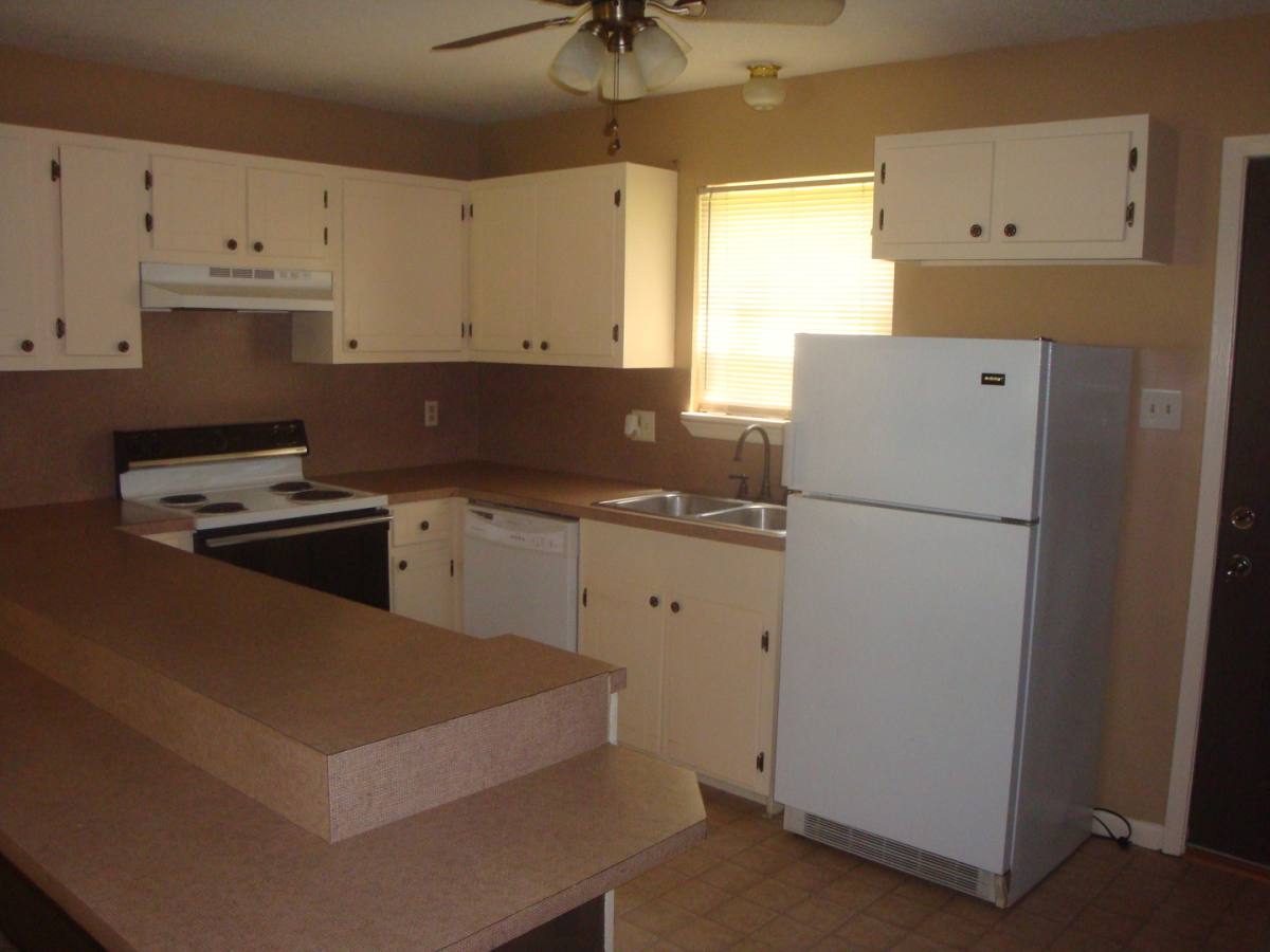 Apartment for rent at 1301 S 10th St, Leesville, LA 71446