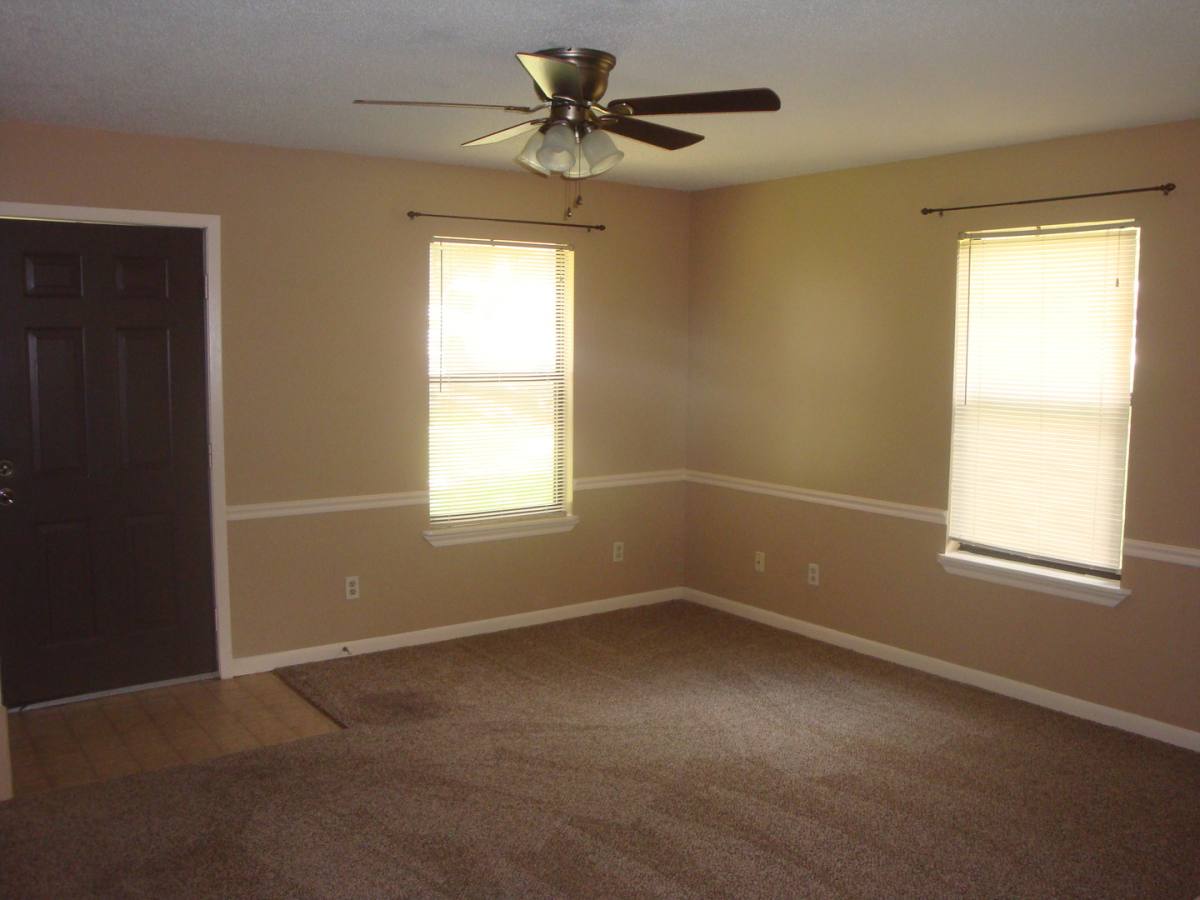 Apartment for rent at 1301 S 10th St, Leesville, LA 71446