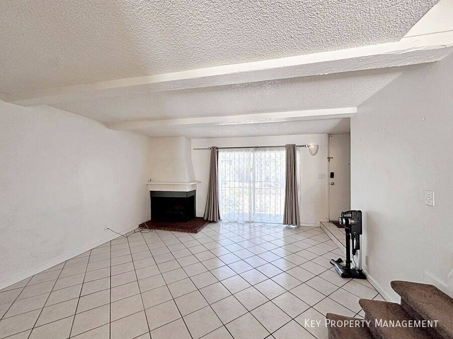 Townhouse for rent at 674 Rolling Green Dr, Las Vegas, NV 89169