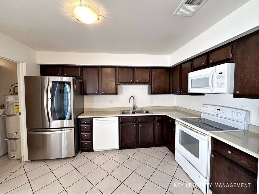 Townhouse for rent at 674 Rolling Green Dr, Las Vegas, NV 89169