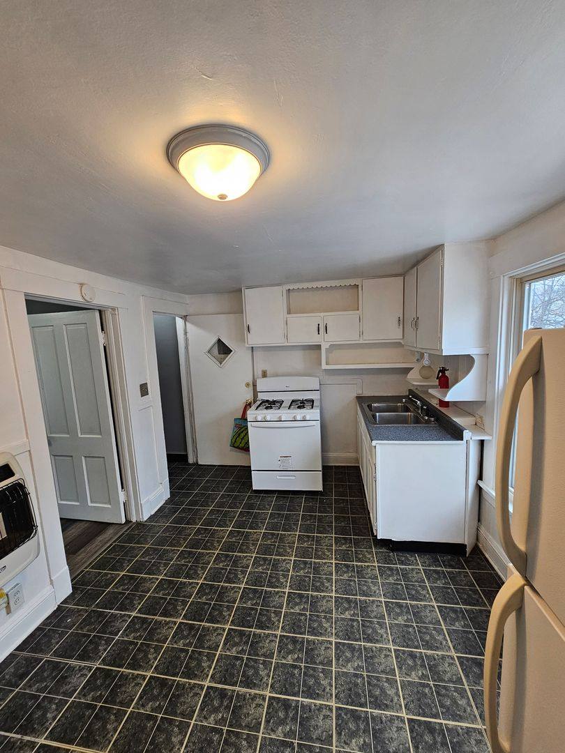 Apartment for rent at 3664 W 48th St, Cleveland, OH 44102