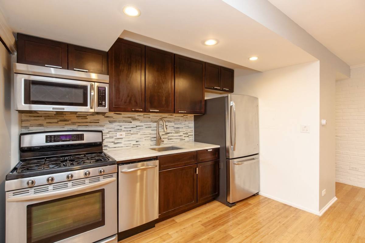 Apartment for rent at 663 W Melrose, Chicago, IL 60657