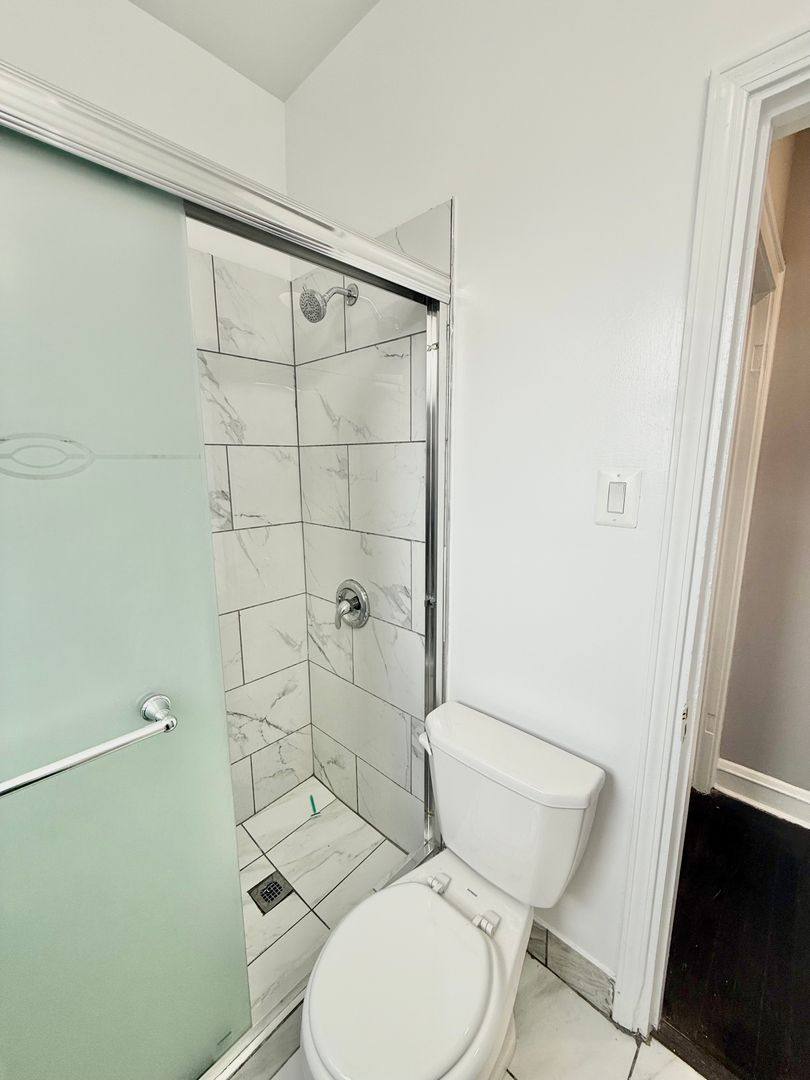 Apartment for rent at 6300-10 N Leavitt 2200-06 W Rosemont, Chicago, IL 60659
