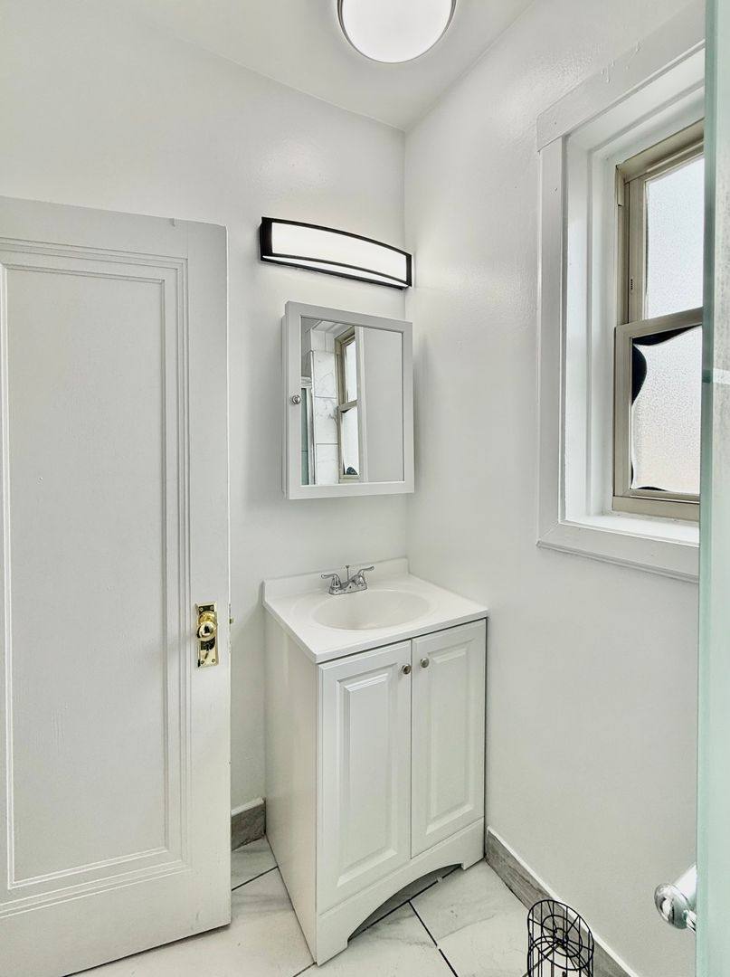 Apartment for rent at 6300-10 N Leavitt 2200-06 W Rosemont, Chicago, IL 60659