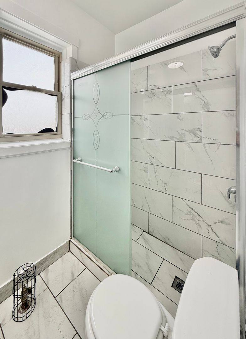 Apartment for rent at 6300-10 N Leavitt 2200-06 W Rosemont, Chicago, IL 60659