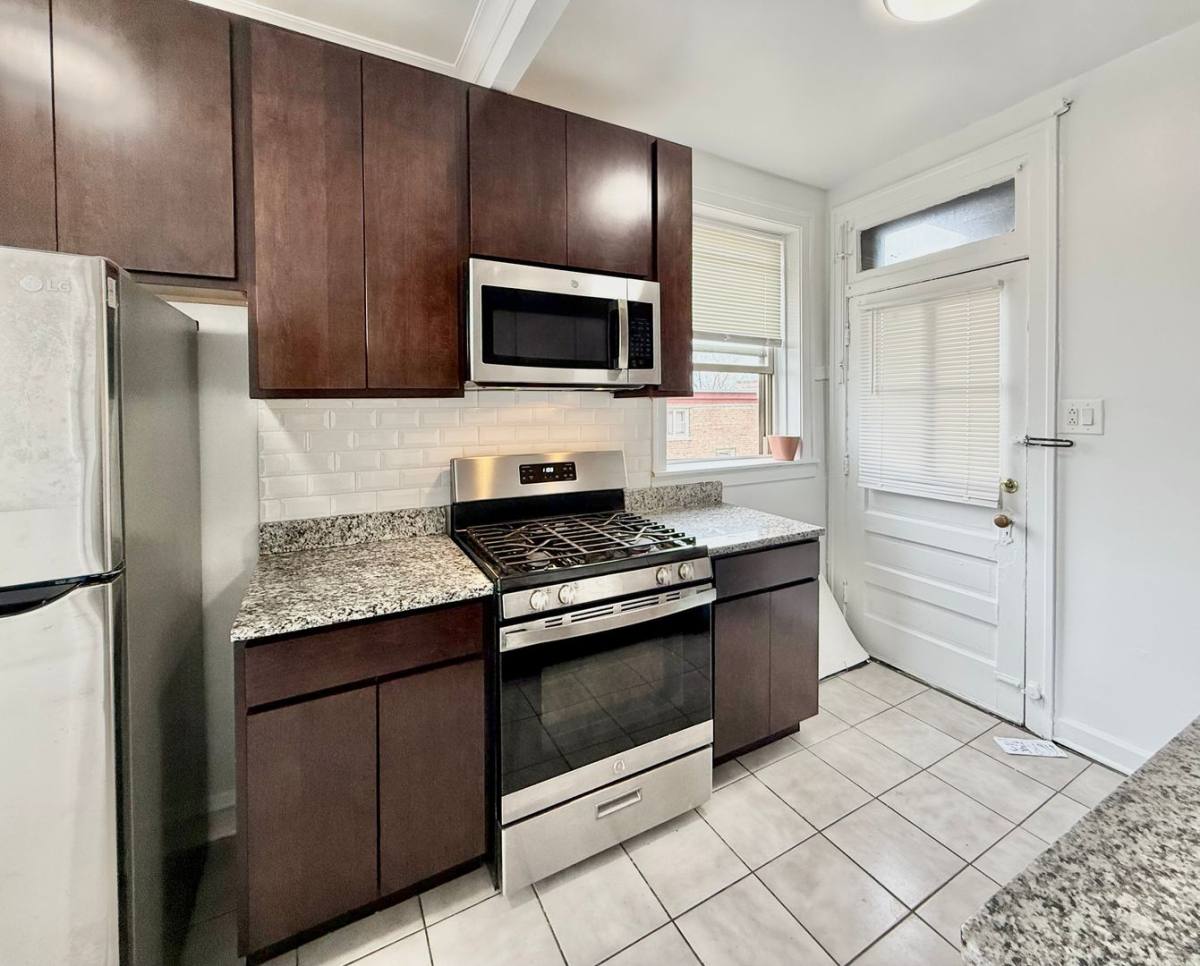 Apartment for rent at 6300-10 N Leavitt 2200-06 W Rosemont, Chicago, IL 60659