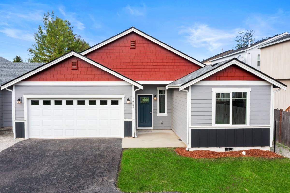 Townhouse for rent at 11725 -11727 4th Ave E, Tacoma, WA 98445