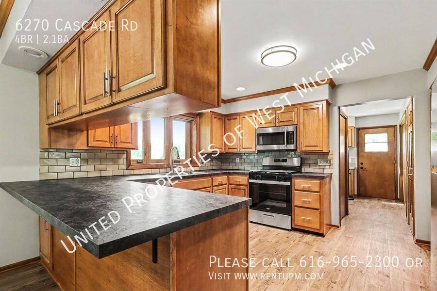 House for rent at 6270 Cascade Rd, Grand Rapids, MI 49546