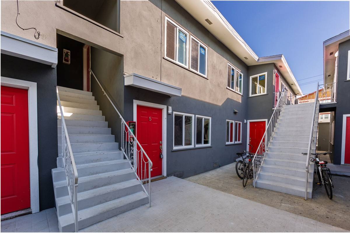 Apartment for rent at 1600-1602 Cedar Ave, Long Beach, CA 90813